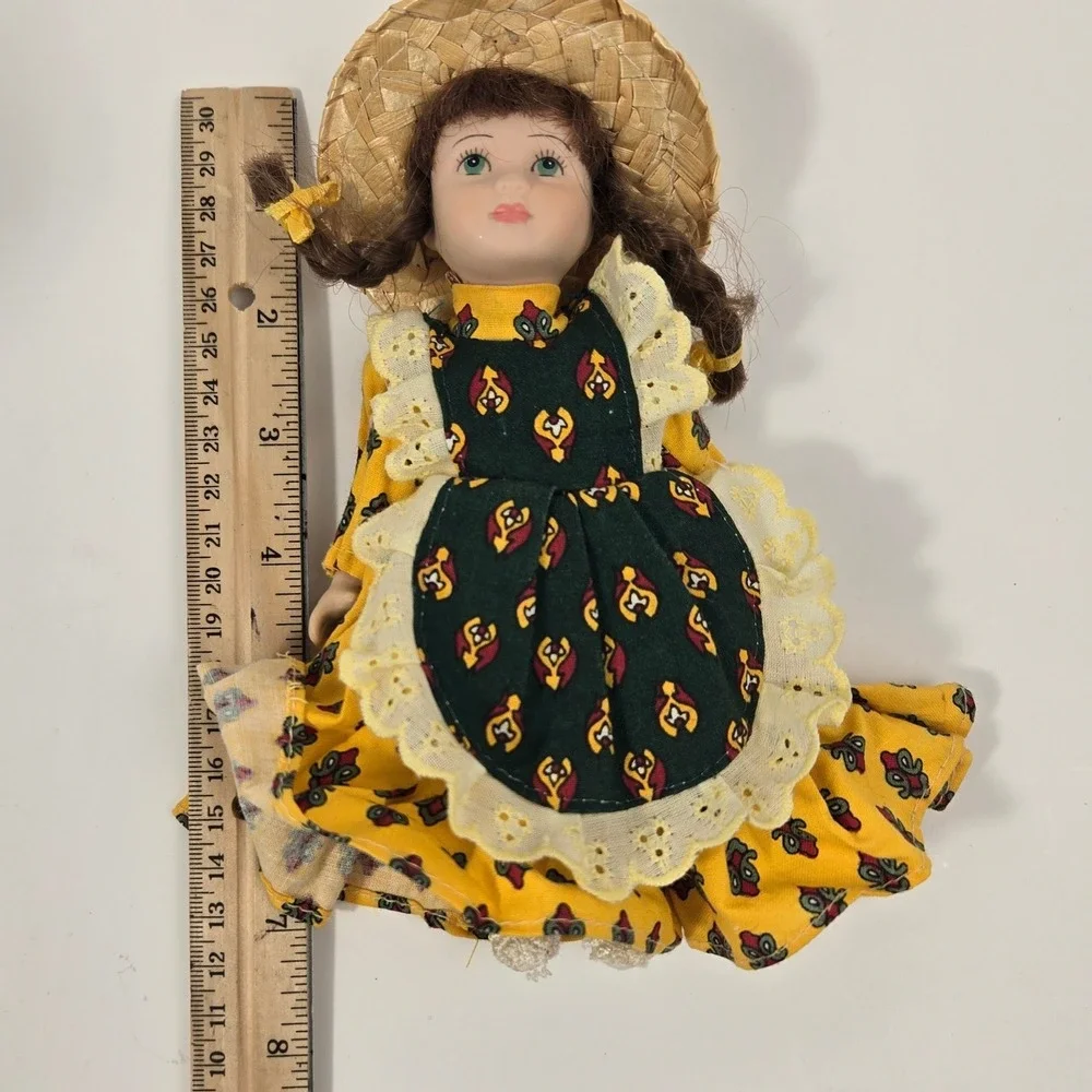 Les Poupees de Mado Porcelain Doll Articulated Yellow Floral Dress Straw Hat Box